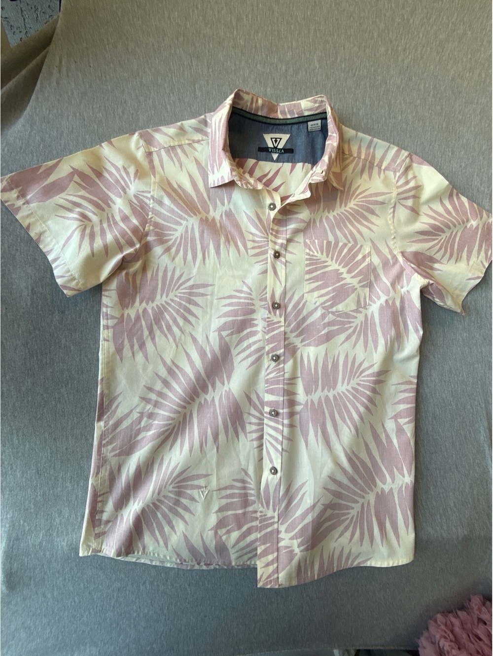 Vissla Men's Medium Short Sleeve Button-Up Shirt with Pink and Cream Leaf Print